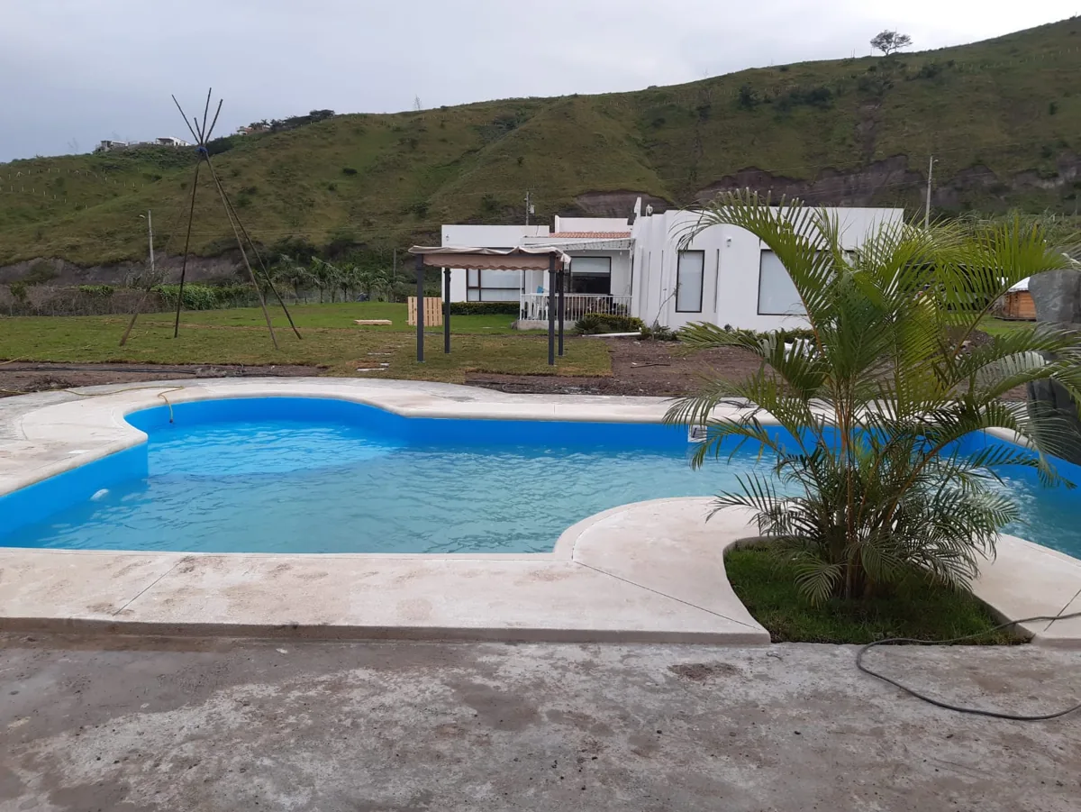 Piscina terminada con acabados NEXUS en Cuenca