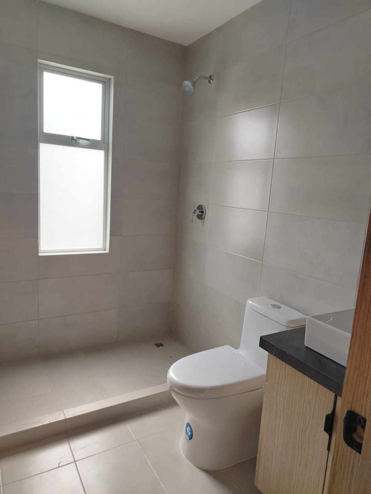 Sala de baño — casa modelo Villas Praderas del Valle, Cuenca