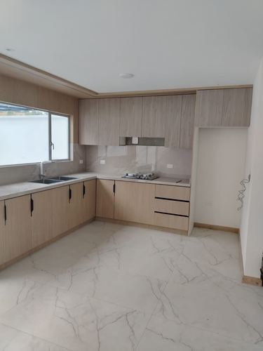 Cocina — casa modelo Villas Praderas del Valle, Cuenca