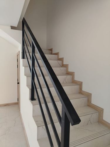 Escaleras — casa modelo Villas Praderas del Valle, Cuenca