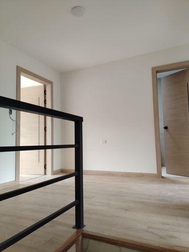 Pasaje de la segunda planta — casa modelo Villas Praderas del Valle, Cuenca