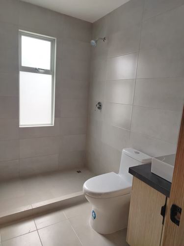 Sala de baño — casa modelo Villas Praderas del Valle, Cuenca