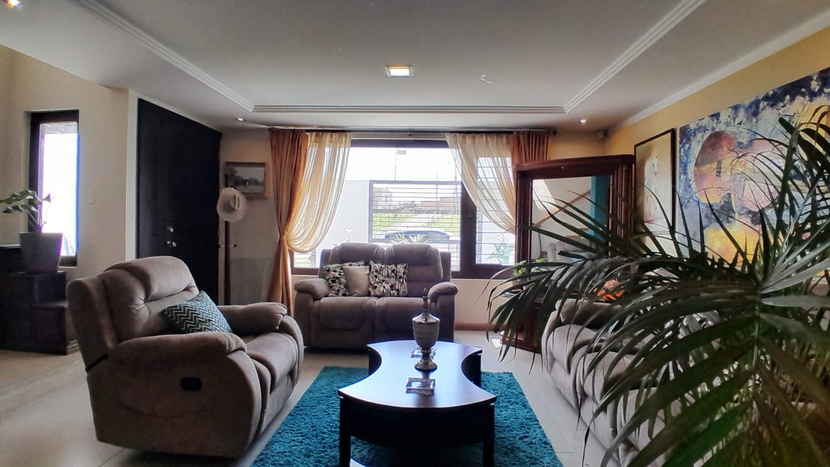 Casa Chilcapamba, Cuenca — Sala principal amplia