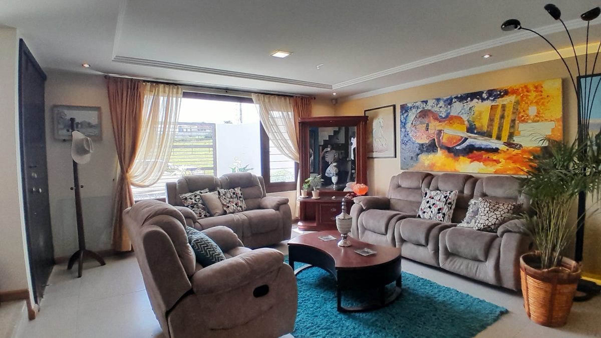 Casa Chilcapamba, Cuenca — Sala grande con ventanales