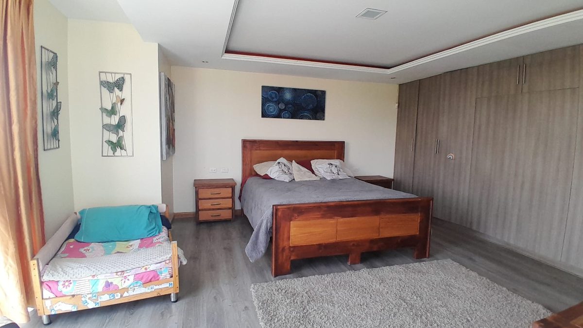 Casa Chilcapamba, Cuenca — Cuarto de padres, amplio y acogedor