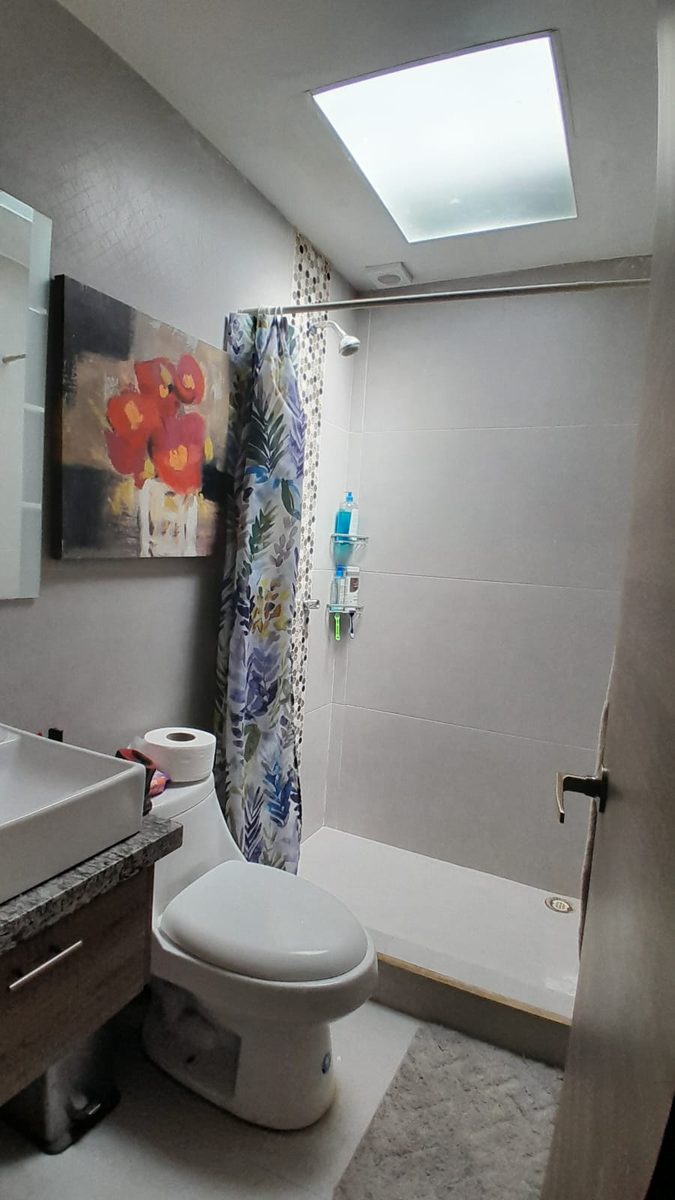 Casa Chilcapamba, Cuenca — Baño con acabados de primera