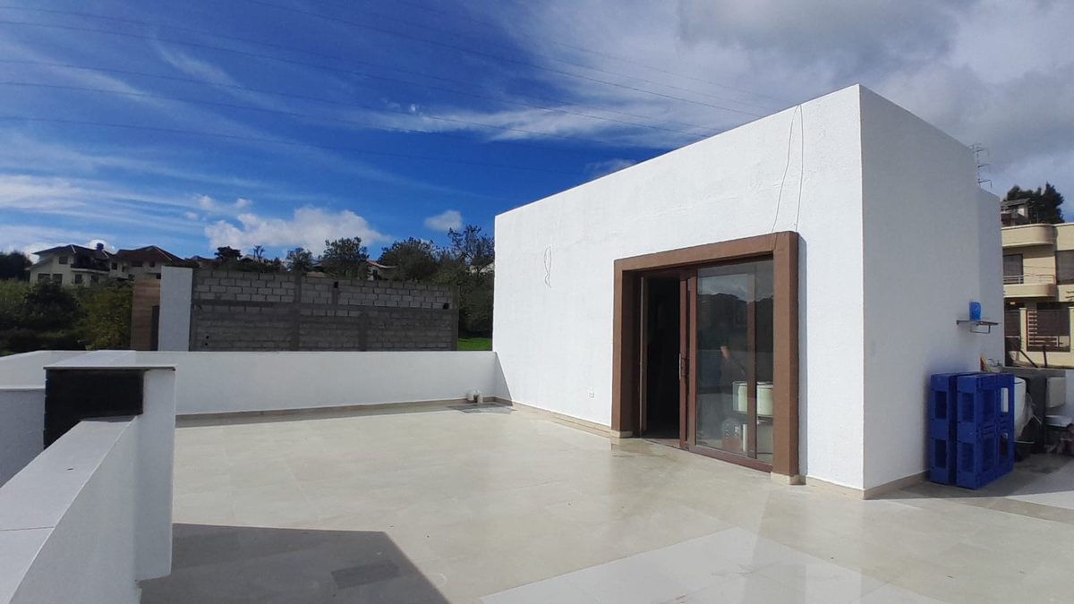 Casa Chilcapamba, Cuenca — Terraza con puertas grandes