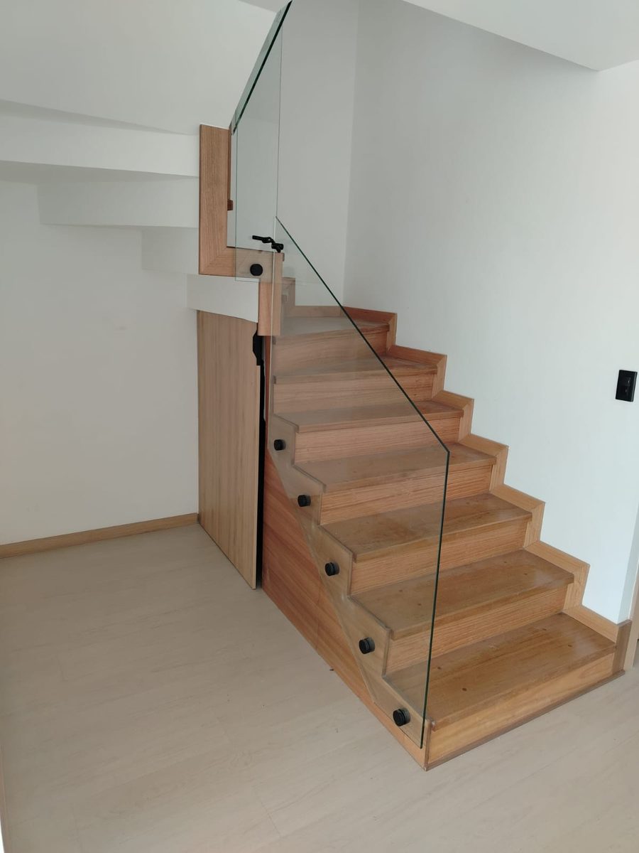 Casa Misicata, Cuenca — Escalera de madera con vidrio templado