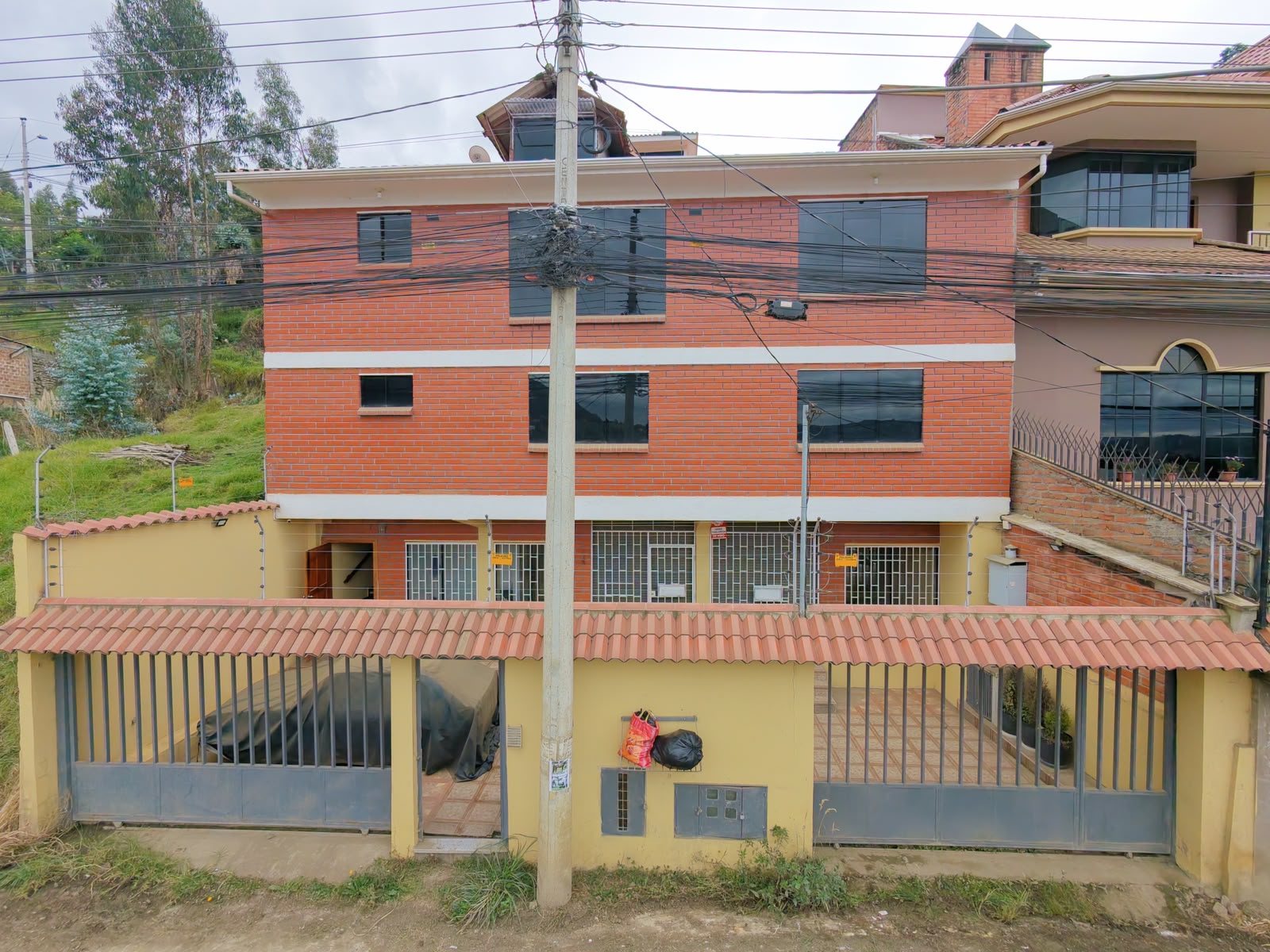 Fachada frontal de la casa rentera en Río Amarillo, Cuenca
