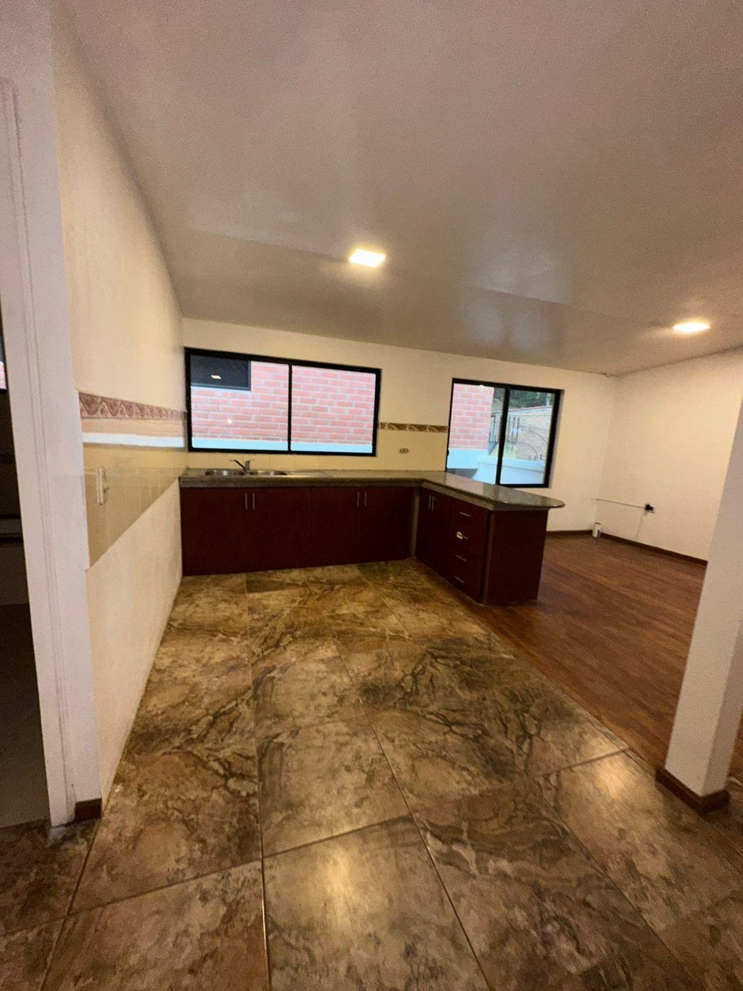Cocina de uno de los 7 apartamentos de la casa rentera en Cuenca