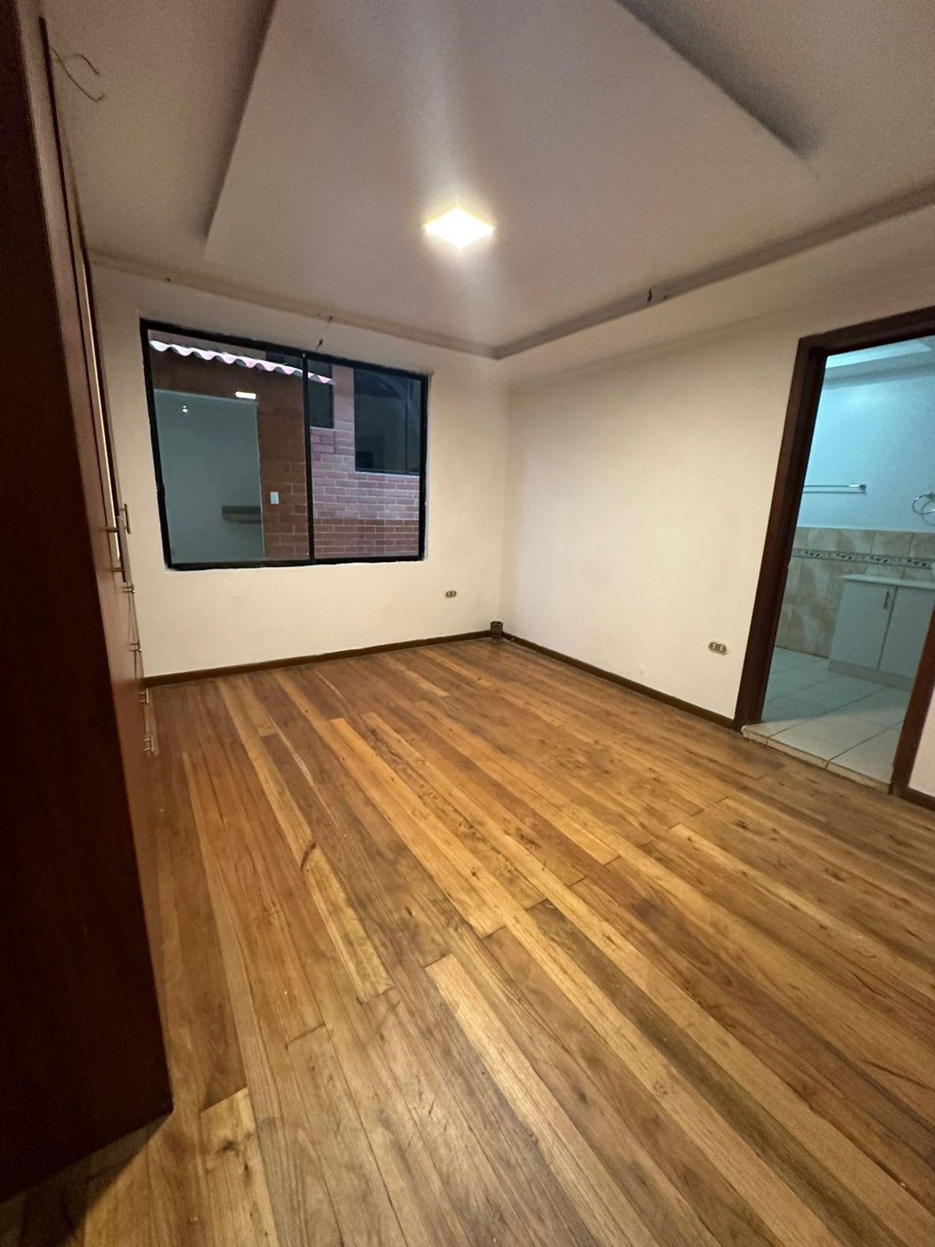 Dormitorio de departamento en casa rentera de Río Amarillo, Cuenca