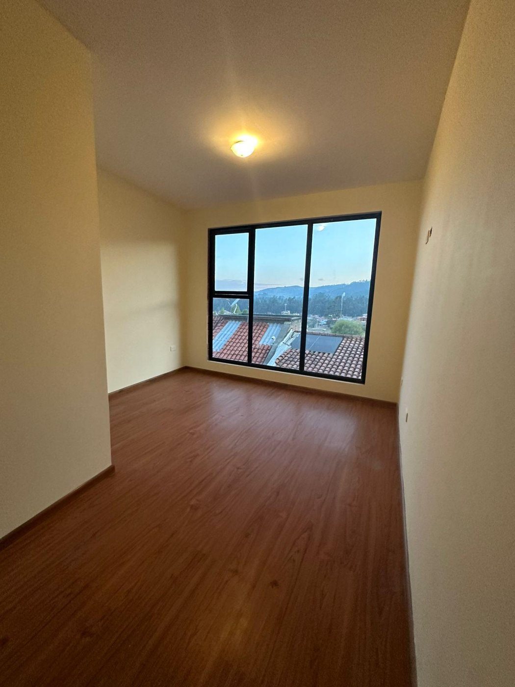 Habitación con clóset en unidad de casa rentera, Sayausí