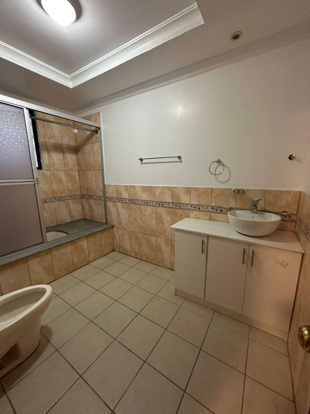 Baño completo de departamento en casa rentera, Cuenca