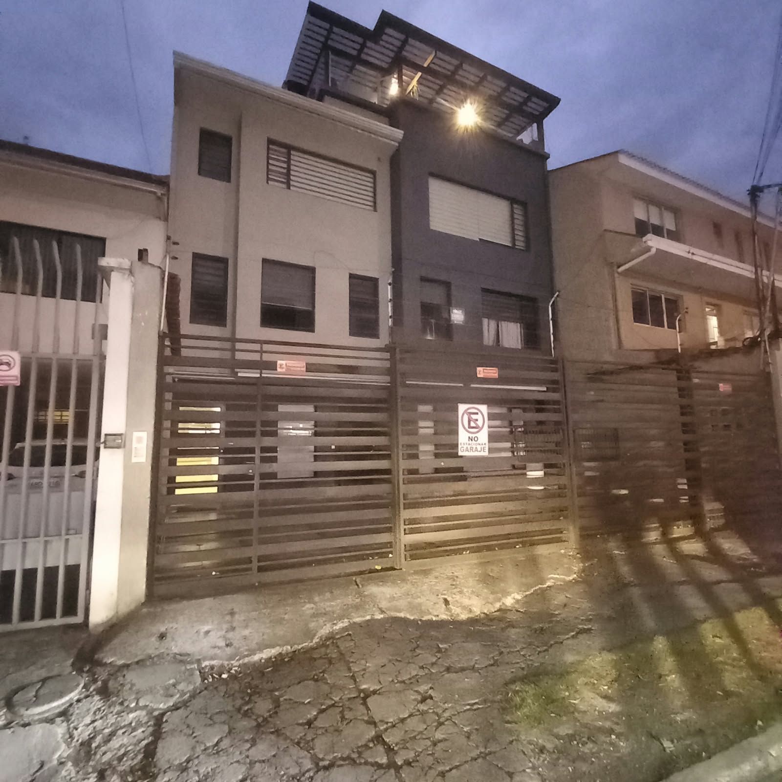 Fachada del edificio rentable en el sector Coliseo, Cuenca