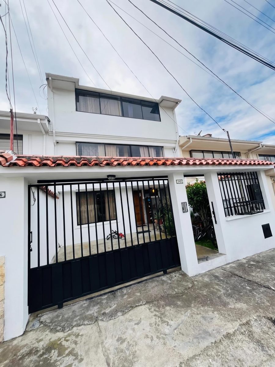 Villa Hermosa — Fachada principal, Sector 27 de Febrero, Cuenca