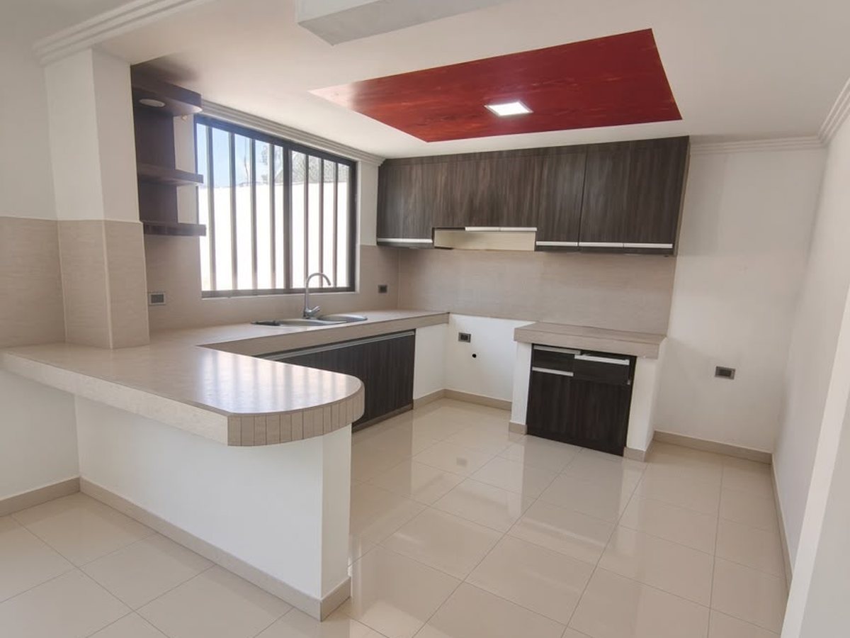 Villa Misicata, Cuenca — Cocina con abundante luz natural