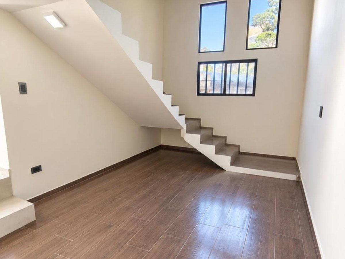 Villa Misicata, Cuenca — Escalera a la buhardilla