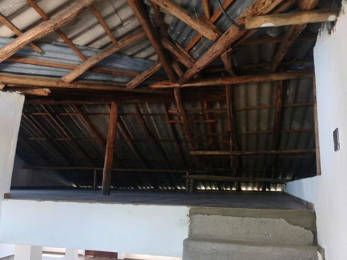 Villa Misicata, Cuenca — Buhardilla en obra gris