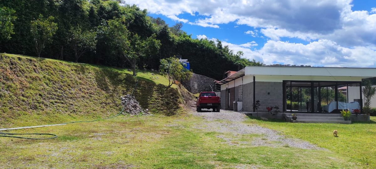 Villa en Yunguilla con piscina — Fachada principal